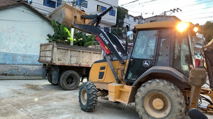 Ante los torrenciales aguaceros un muro de contención y la pared de una vivienda colapsan en el barrio El Palomar de Ocaña.