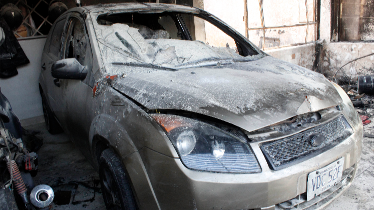 Así quedó el vehículo parqueado al interior de la vivienda incendiada en Prados del Este. 