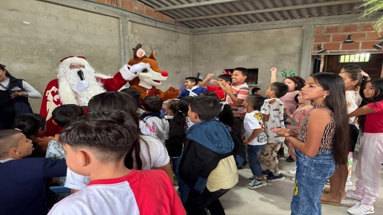 La primera dama, acompañada del equipo de colaboradores, recorrió el sector rural y el urbano para entregar regalos de Navidad a los niños y niñas./ Foto: Cortesía