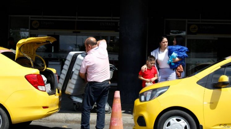 Pasajeros abordando servicio de taxi en el aeropuerto Camilo Daza/Foto Stefany Peñaloza/La Opinión