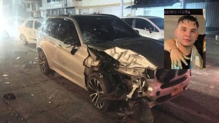 4 En un video quedó registrado cuando el conductor de la camioneta BMW, de color gris, fue bajado por la comunidad del automotor, en presencia de unos policías.