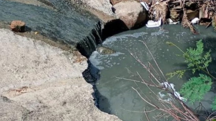 El bote de aguas negras en el barrio Montevideo 2 se encuentra expuesto en una de las vías principales del sector.