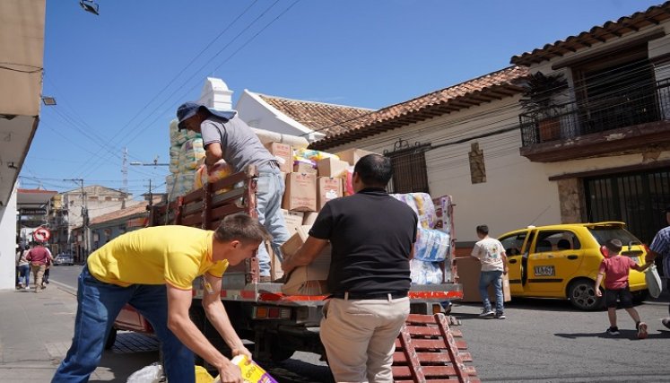 En los albergues habilitados en la ciudad se organizan las ollas comunitarias para mitigar la difícil situación de los desplazados.