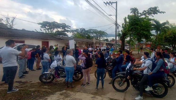Más de 1.000 maestros laboran en el Catatumbo y ayer decidieron salir en caravana con banderas blancas, pidiendo el cese al fuego y buscando zonas seguras. / Fotos: Cortesía / La Opinión Más de 1.000 maestros laboran en el Catatumbo y ayer decidieron salir en caravana con banderas blancas, pidiendo el cese al fuego y buscando zonas seguras. / Fotos: Cortesía / La Opinión