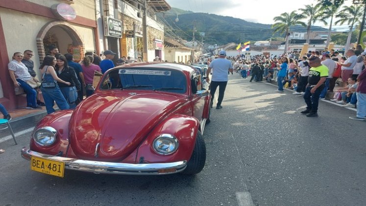 Para mantener vivas las tradiciones se llevó a cabo el desfile de autos antiguos y clásicos en Ocaña./ Foto: Cortesía