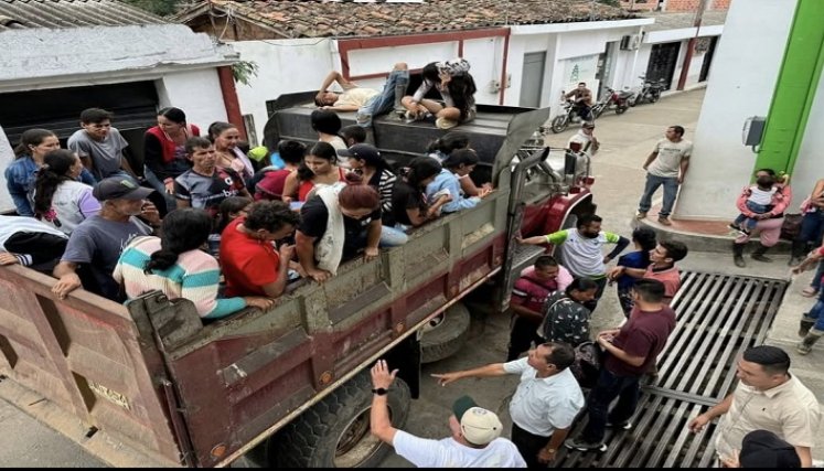 Integrantes del Puesto de Mando Unificado coordinan acciones para brindar la ayuda humanitaria a los desplazados por la violencia./ Foto: La Opinión.