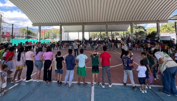 A los niños y jóvenes que están en albergues y hoteles también se les garantizará el acceso a la educación. 