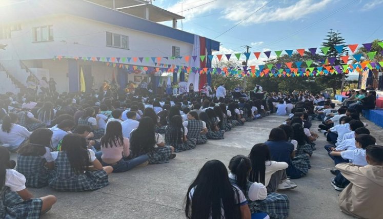  Niños y adolescentes de escuelas y colegios reciben los servicios básicos de transporte y alimentación escolar.