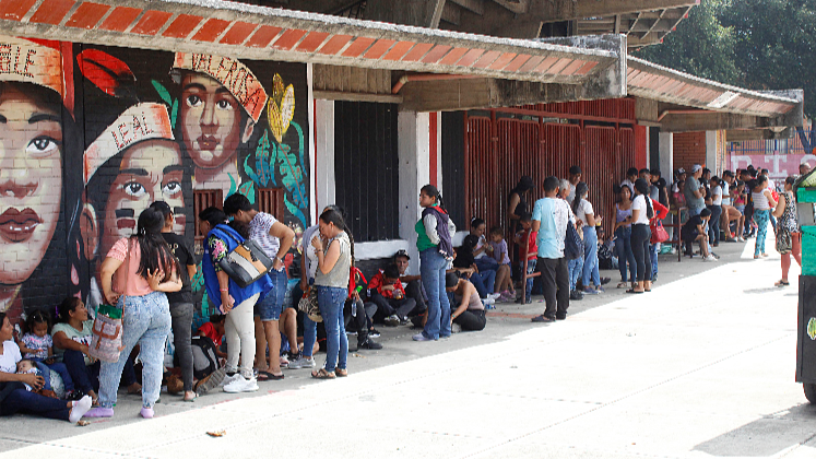 Largas filas de desplazados en el estadio General Santander de Cúcuta.