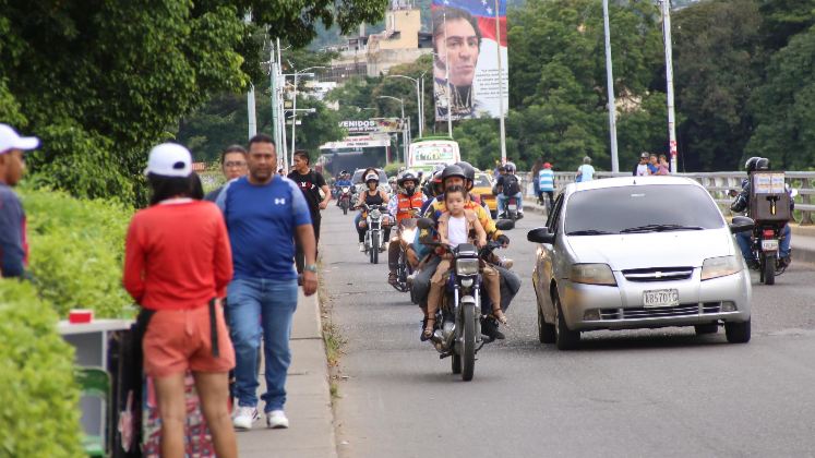 La vida en la frontera colombo-venezolana sigue a pesar de la creciente incertidumbre por lo que pueda deparar el 10 de enero. 