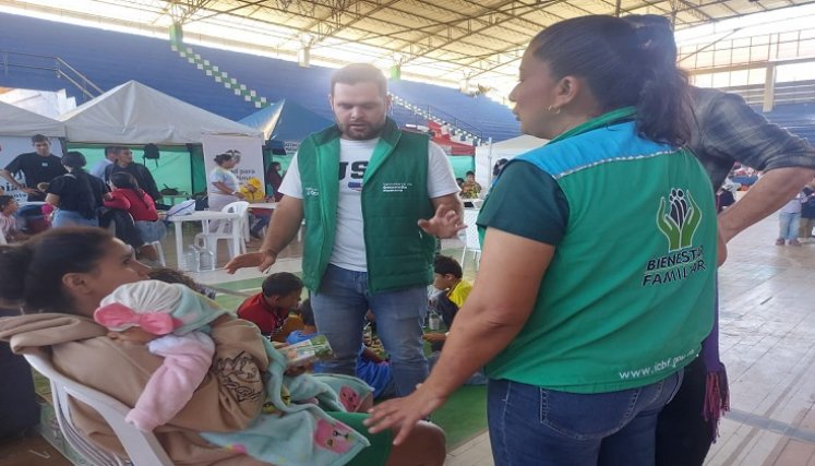 Joven madre vive una odisea en la zona del Catatumbo con su pequeña hija en brazos.