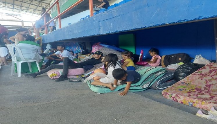 En los albergues habilitados en la ciudad se organizan las ollas comunitarias para mitigar la difícil situación de los desplazados.