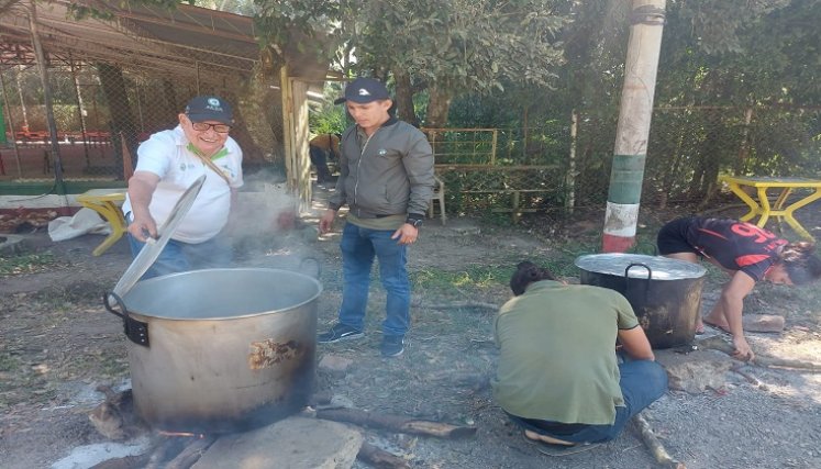 En los albergues habilitados en la ciudad se organizan las ollas comunitarias para mitigar la difícil situación de los desplazados.