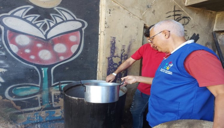 En los albergues habilitados en la ciudad se organizan las ollas comunitarias para mitigar la difícil situación de los desplazados.