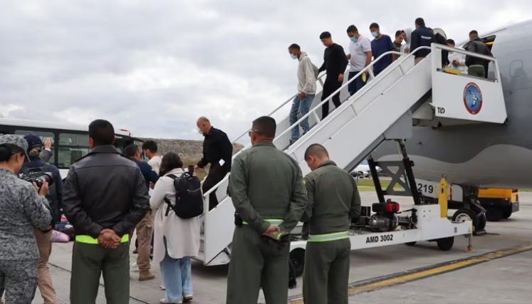 Tercer avión con deportados de Estados Unidos