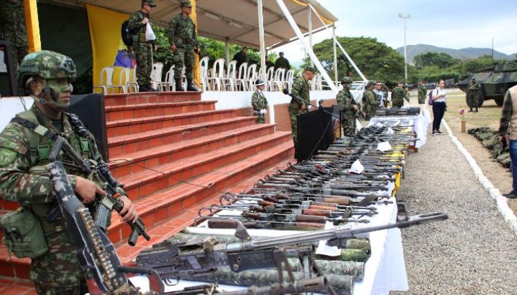 Armamento que entregaron los guerrilleros disidentes de las Farc al Ejército/Foto Carlos Ramírez