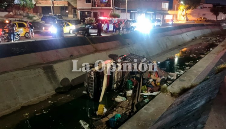 Camión cayó al Canal Bogotá