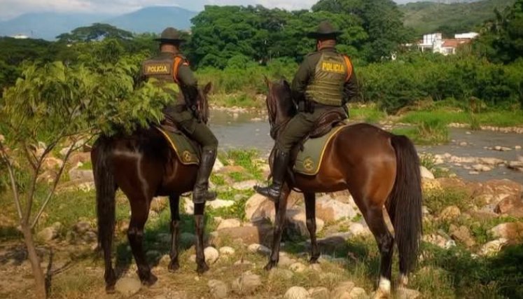 Carabineros de la policía patrullas por una orilla del río Pamplonita./Foto Cortesía