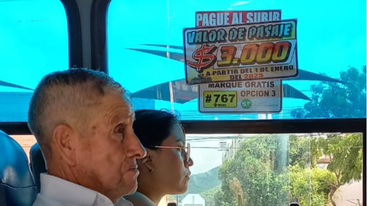 Desde ayer algunas unidades de transporte ya exhibian el nuevo costo del pasaje. 