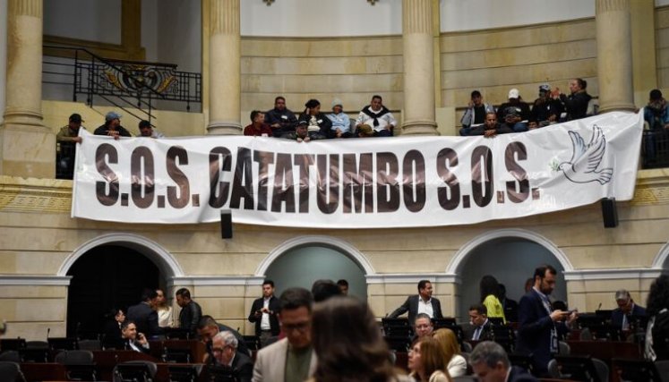 Ayer, en el Congreso se instalaron pancartas con mensajes alusivos a la grave crisis del Catatumbo/Foto Colprensa