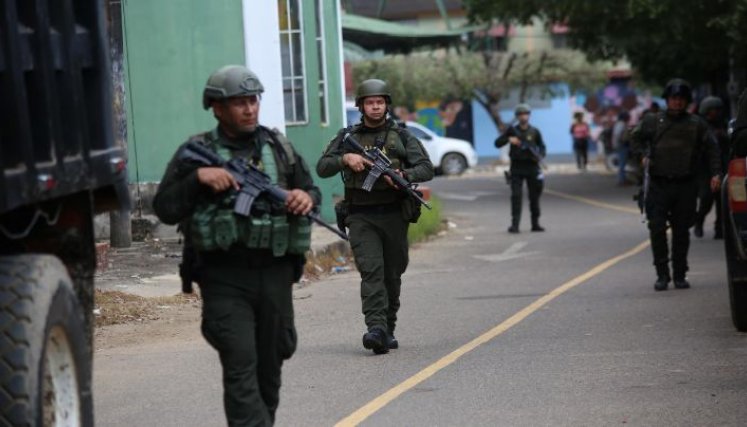 Policías patrullan por las calles del municipio de Tibú./Foto Carlos Ramírez/La Opinión