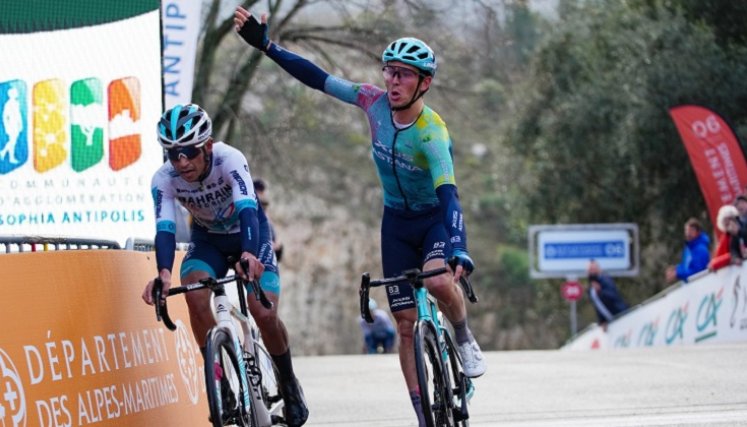 Santiago Buitrago (izquierda), entró muy cerrado en la curva y no pudo superar a Scaroni.