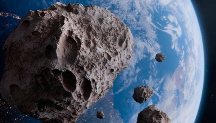 El asteroide 2024 YR4 ha generado alarma en medios y redes sociales por su posible impacto con la Tierra.