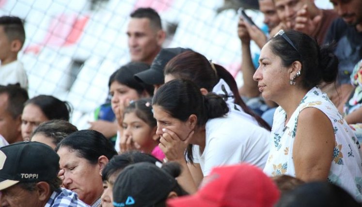 Durante los primeros días del conflicto, cientos de personas fueron sectorizadas en la tribuna occidental del estadio. /  Foto: Carlos Ramírez / La Opinión.