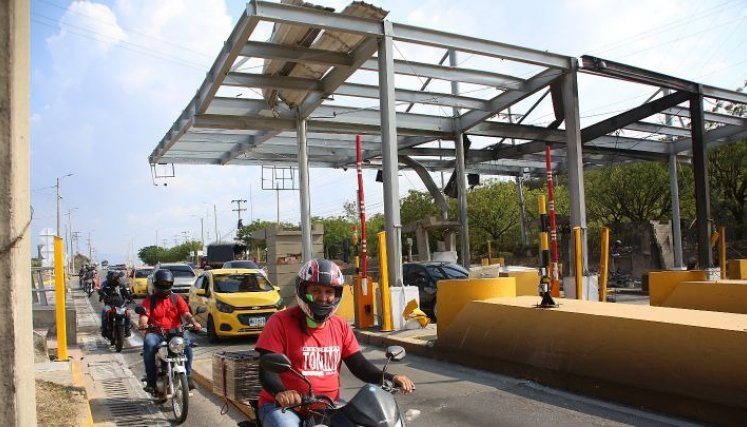 Con el paso de los días el peaje ha vuelto a operar paulatinamente. / Foto: Carlos Ramírez / La Opinión. 