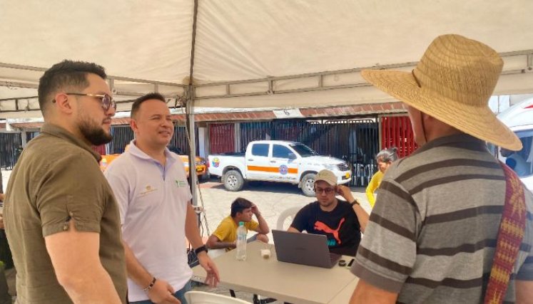 Mauricio Carreño (izquierda), director Territorial de la URT dialoga aquí con familias desplazadas/Foto cortesía