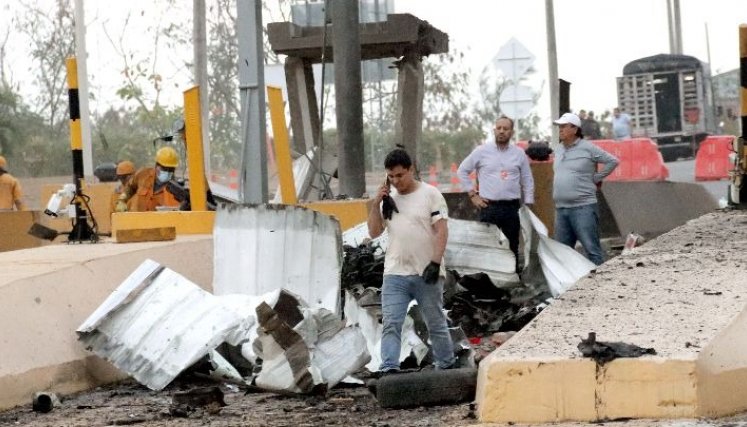 El peaje de la Autopista Internacional fue detonado con artefactos explosivos.  / Foto: Carlos Ramírez. / La Opinión.