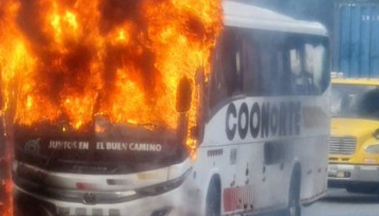 Bus de Coonorte incendiado por Eln en Antioquia