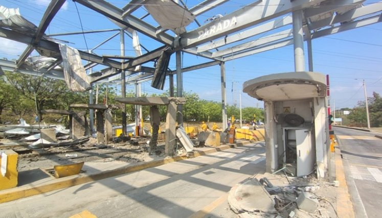 La infraestructura del peaje quedó completamente destruida tras el atentado.