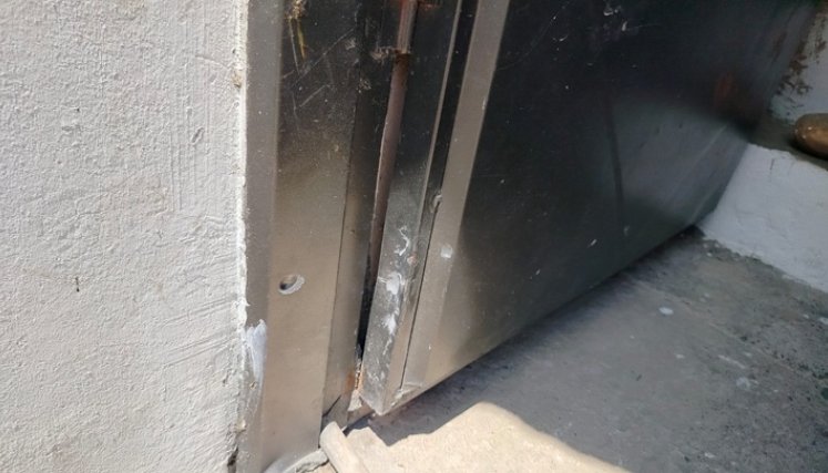 En la puerta principal de la casa terminaron dos disparos del delincuente.