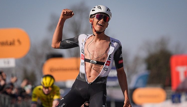 El ciclista mexicano hace historia en la carrera más antigua de Italia.