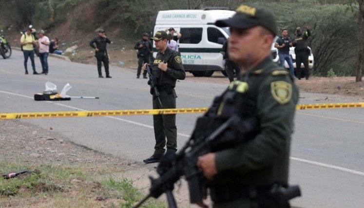 Iban escoltando un camión de Policía cuando activaron el explosivo.