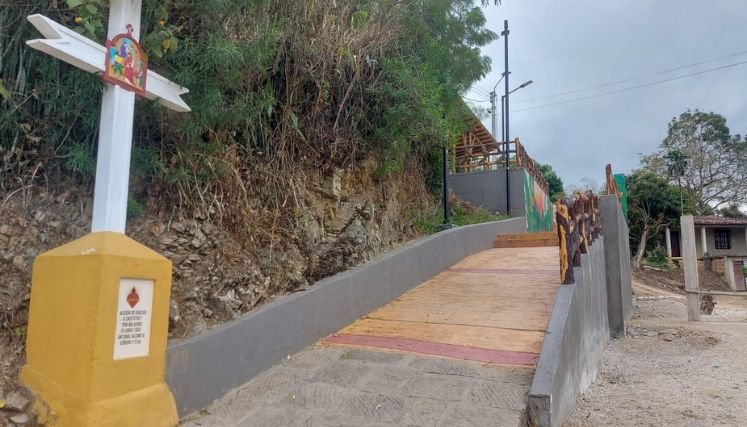 Jóvenes vandalizan murales del viacrucis en el mirador turístico de Cristo Rey.