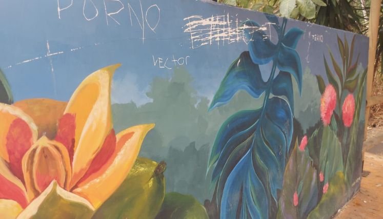 Jóvenes vandalizan murales del viacrucis en el mirador turístico de Cristo Rey.