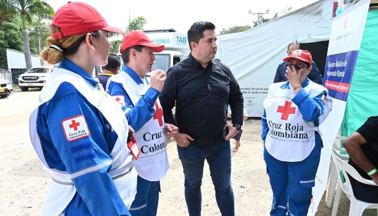 La Cruz Roja colombiana coordina la entrega de ayudas humanitarias y atención médica a los desplazados por la violencia.