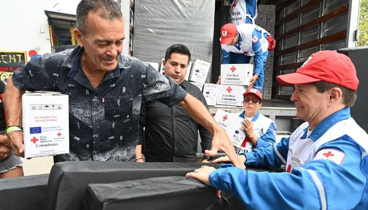 La Cruz Roja colombiana coordina la entrega de ayudas humanitarias y atención médica a los desplazados por la violencia.