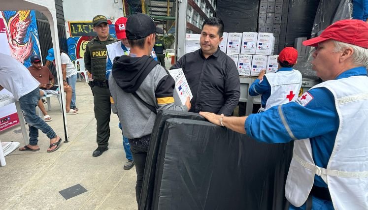 La Cruz Roja colombiana coordina la entrega de ayudas humanitarias y atención médica a los desplazados por la violencia.