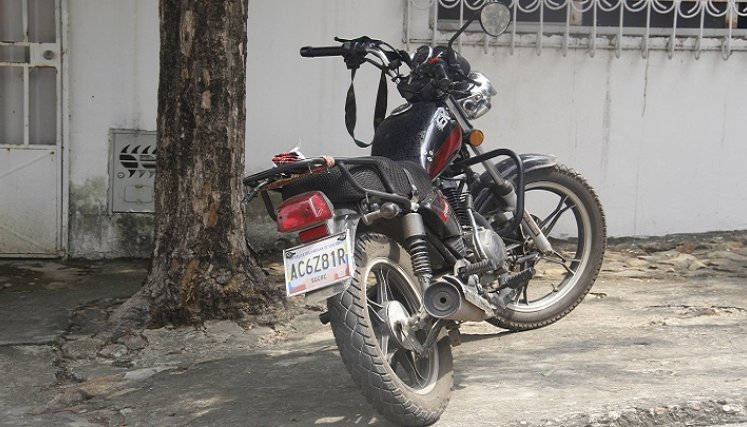 La motocicleta de la víctima quedó en el lugar de los hechos.