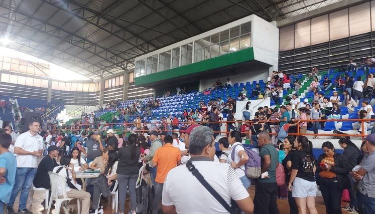 La Cruz Roja colombiana coordina la entrega de ayudas humanitarias y atención médica a los desplazados por la violencia.