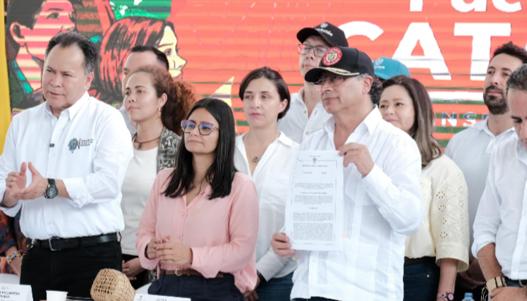 Histórico momento de la firma del Pacto Catatumbo.