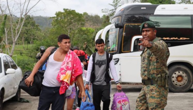 En Costa Rica los embarcaron en el bus para atravesar Panamá hasta el Darién, les prometieron que regresarían a su país desde la  frontera con Colombia. / Foto: Cortesía 