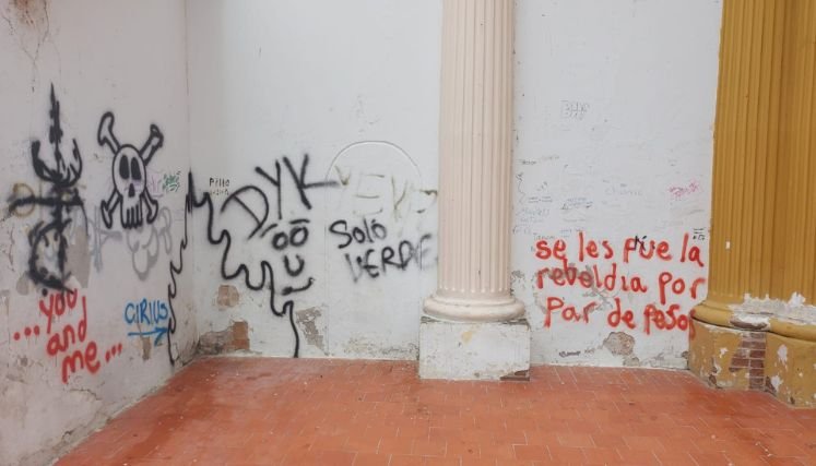 Unos grafitis con mensajes ofensivos han sido dibujos en estos espacios emblemáticos para la comunidad. /Foto: Javier Sarabia