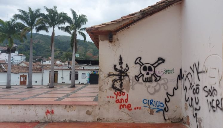 Unos grafitis con mensajes ofensivos han sido dibujos en estos espacios emblemáticos para la comunidad. /Foto: Javier Sarabia