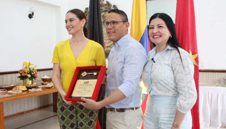 El alcalde Jorge Acevedo y la gestora social Yirley Vargas, reconocieron a Taliana Vargas, primera dama de Cali, como visitante ilustre.