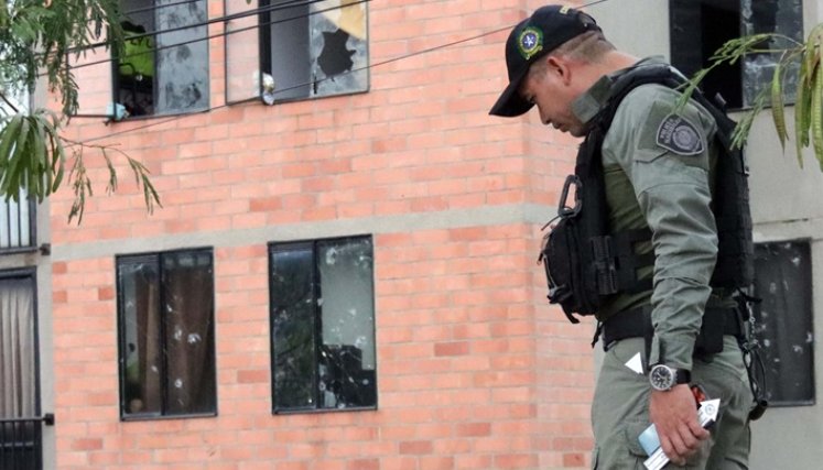 Durante horas, varios uniformados de la Unidad Antiexplosivos de la Sijín, estuvieron analizando el terreno en la búsqueda de otro artefacto explosivo. 