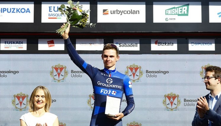 El pedalista francés fue declarado ganador de la etapa, a ser descalificado Alex Aranburu (Cofidis).
